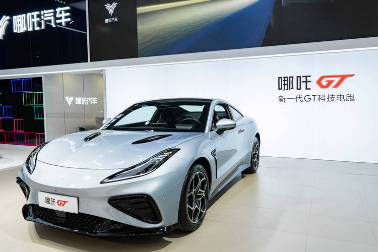 佛山157哪吒汽车在智能汽车领域的表现，领途汽车在新能源汽车市场中的影响力